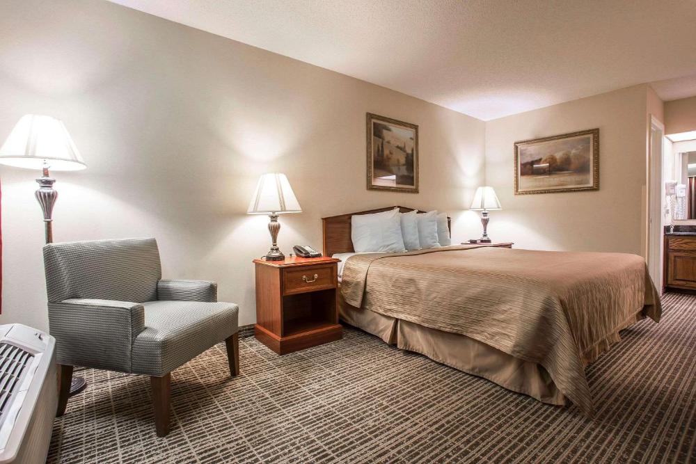 King Room - Non-Smoking interior